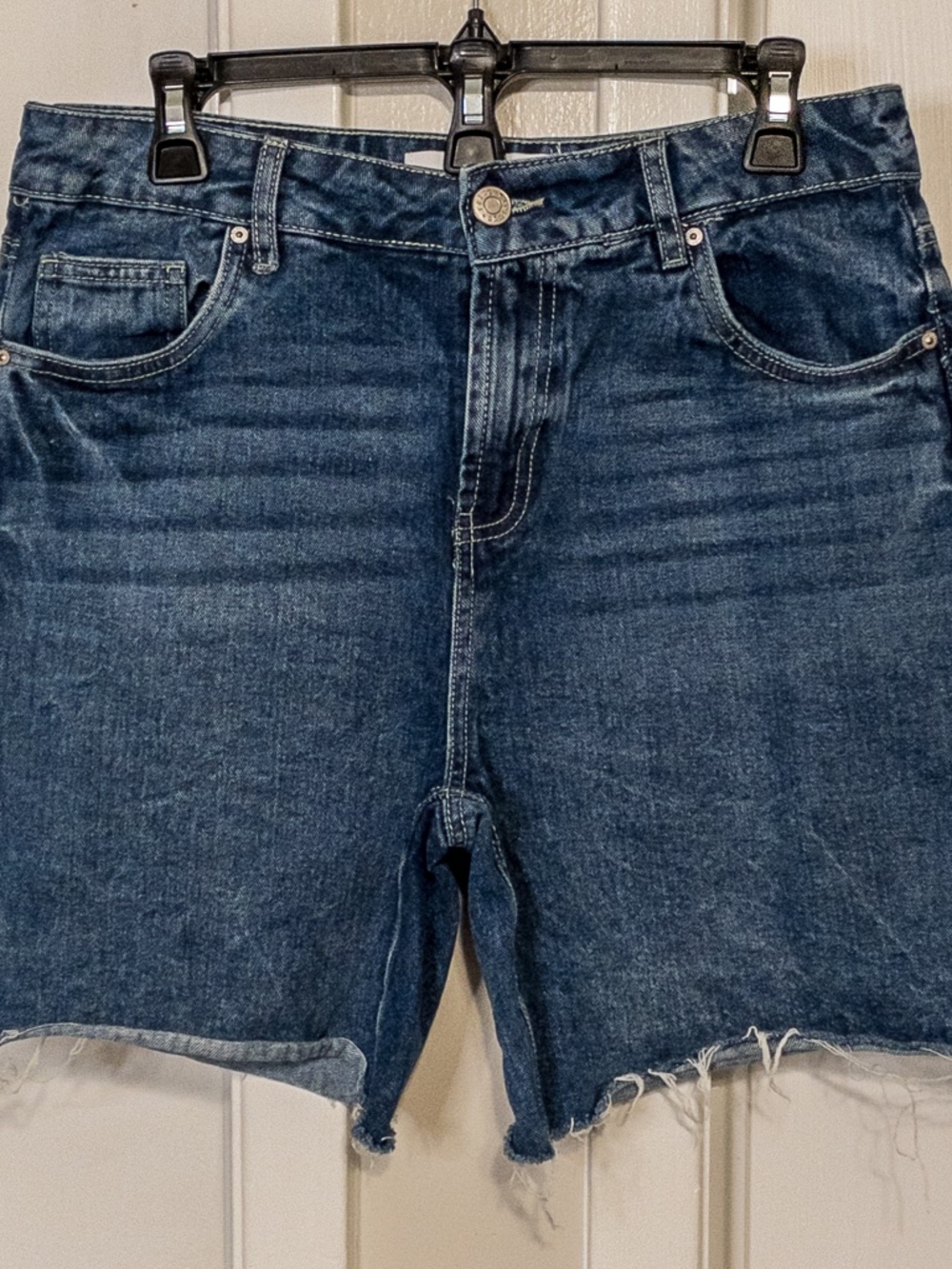 Refuge Medium Wash Denim Cutoff Shorts Raw Hem Size 7